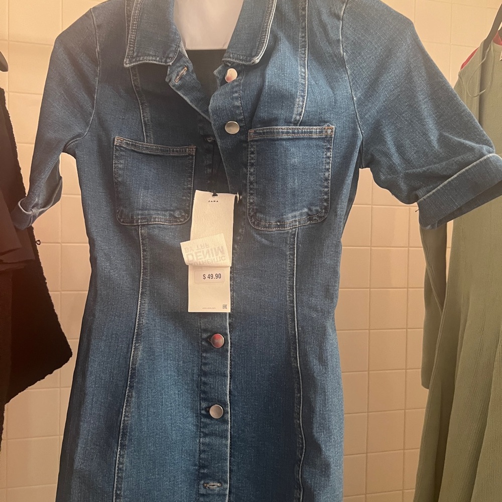 NWT Never been worn button down dress Denim dress size Medium Zara (runs small)